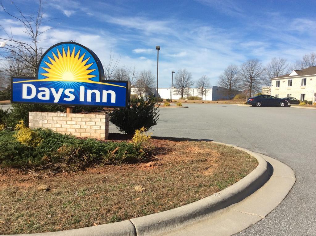 Days Inn By Wyndham Greensboro Nc Esterno foto